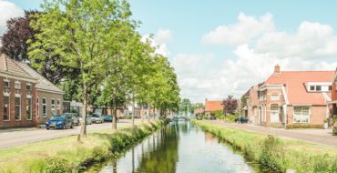 Een riviertje met aan weerszijden huizen,