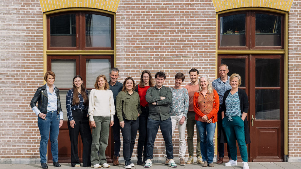 Teamfoto van de medewerkers van de Landschapswerkplaats voor het kantoor in Zuidbroek