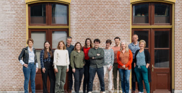 Teamfoto van de medewerkers van de Landschapswerkplaats voor het kantoor in Zuidbroek