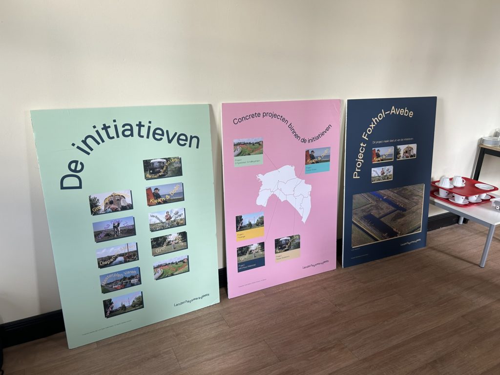 Drie grote borden naast elkaar, met daarop informatie over de Landschapswerkplaats.