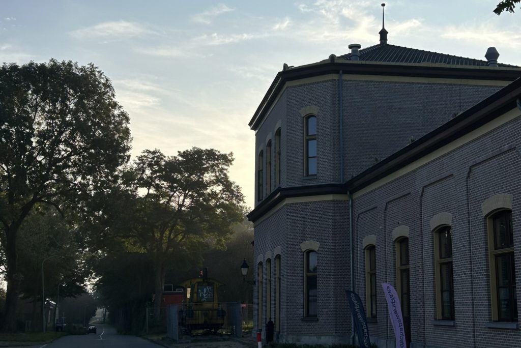 Een schemerbeeld van het kantoor van de Landschapswerkplaats.